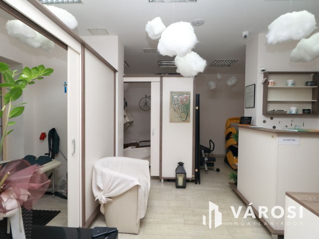 Bejáratott üzlethelyiség a Kistóparton