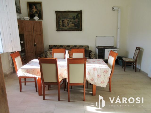 Kistelek központjában családi ház