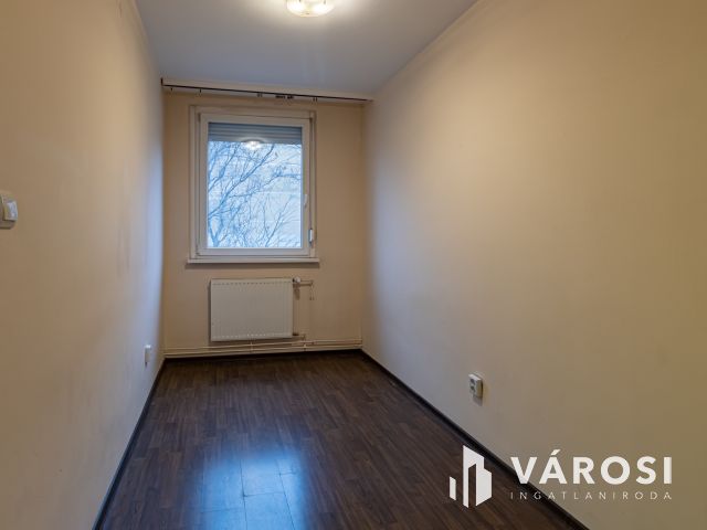 Nagy Lajos király útján, földszinti panellakás eladó