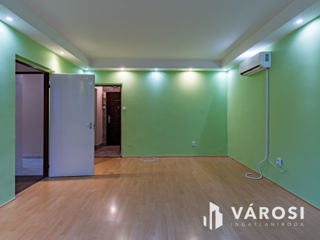 Nagy Lajos király útján, földszinti panellakás eladó