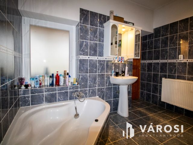 Belvárosi, teljesen felújított ház, üzlettel- Szarvason