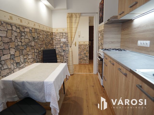 Csokonai utcában, első emeleti, felújított lakás!