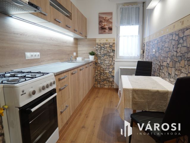 Csokonai utcában, első emeleti, felújított lakás!