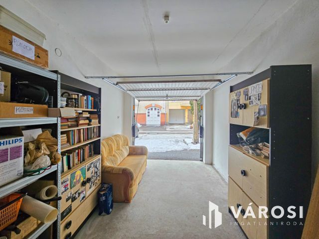 Cirkáló és egyben motor tulajdonosoknak garázs