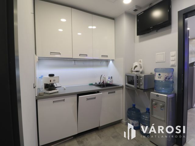 Utcafrontos,főldszinti,kirakatos szép iroda eladó.