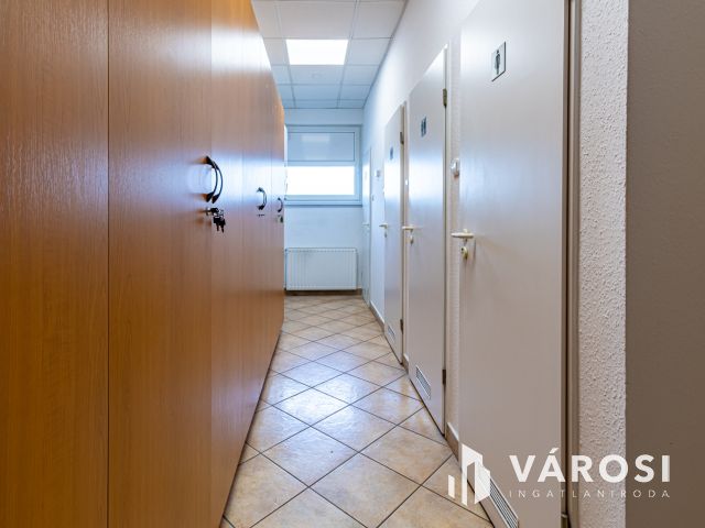 Zuglóban, M3 bevezetőnél, eladó II. emeleti irodaszint