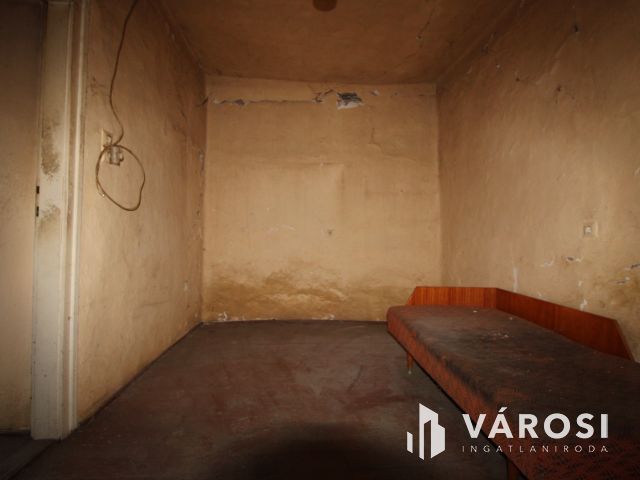 Sarkad teleki részén felújittandó 3 szobás családi ház eladó