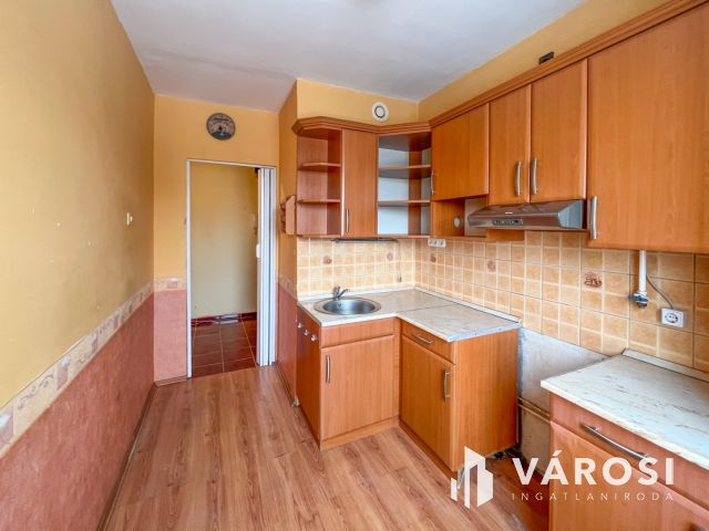 Eladó 2,5 szobás, erkélyes, hőszigetelt panel lakás