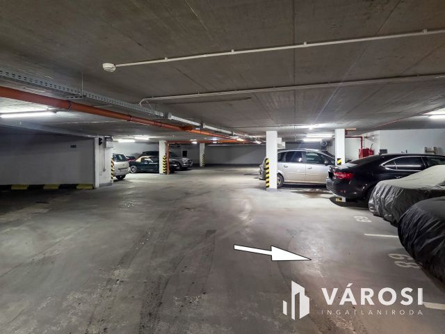 Szabolcs utcában teremgarázs + 6,5 m2 tároló eladó