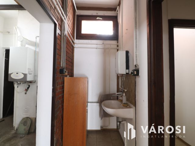 Szentmihály-telek elején üzlethelyiség, / iroda/ eladó.