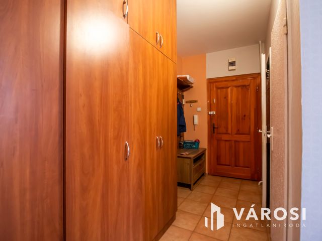 Felújított földszinti lakás közel a belvároshoz