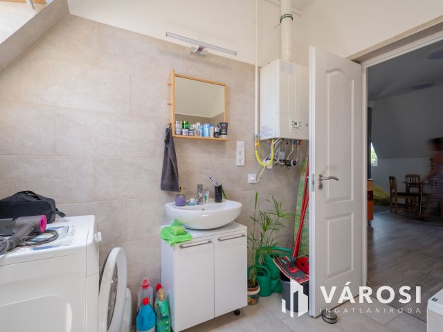 Eladó szinte új lakás Gödön: nappali + 2 háló + 2 autóbeálló