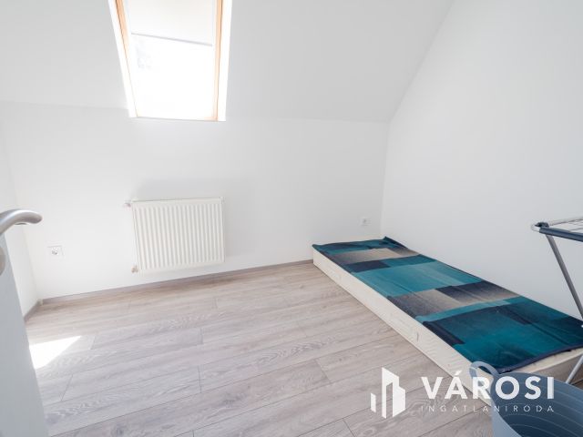 Eladó szinte új lakás Gödön: nappali + 2 háló + 2 autóbeálló