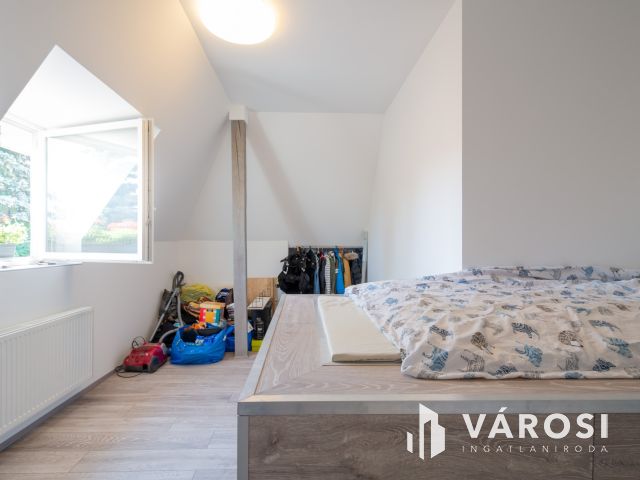 Eladó szinte új lakás Gödön: nappali + 2 háló + 2 autóbeálló