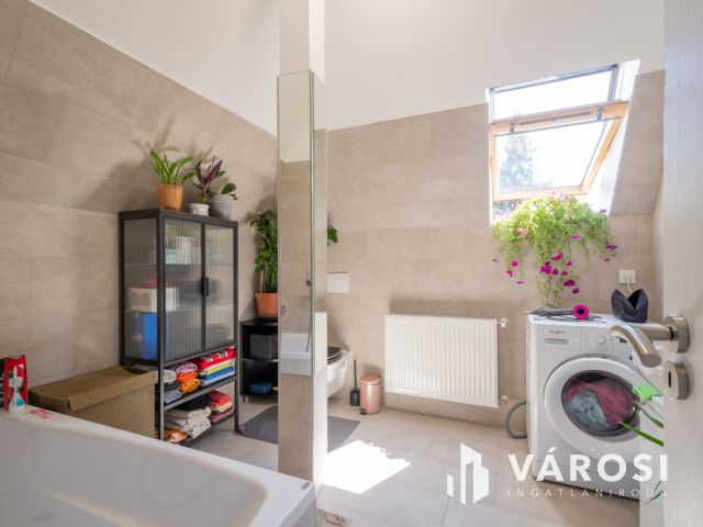 Eladó szinte új lakás Gödön: nappali + 2 háló + 2 autóbeálló