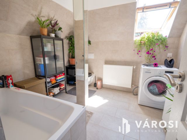 Eladó szinte új lakás Gödön: nappali + 2 háló + 2 autóbeálló