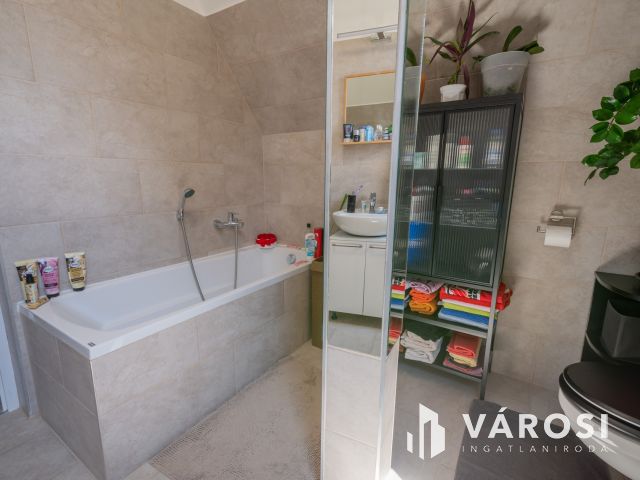 Eladó szinte új lakás Gödön: nappali + 2 háló + 2 autóbeálló