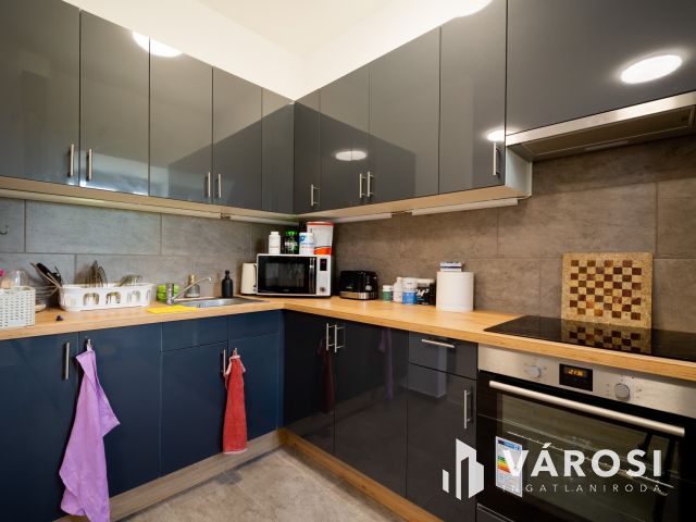 Eladó szinte új lakás Gödön: nappali + 2 háló + 2 autóbeálló