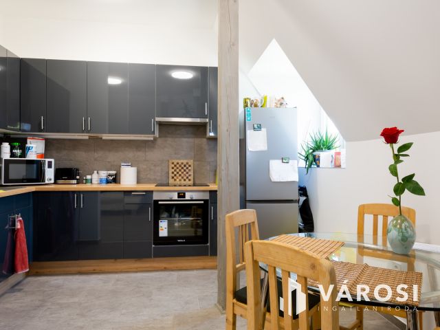 Eladó szinte új lakás Gödön: nappali + 2 háló + 2 autóbeálló