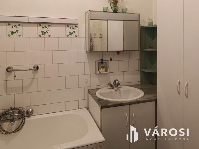 Körös-parton első emeleti, 2,5 szobás téglalakás eladó!