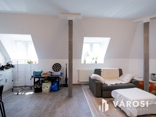 Eladó újszerű lakás Gödön: nappali + 2 háló + 2 autóbeálló