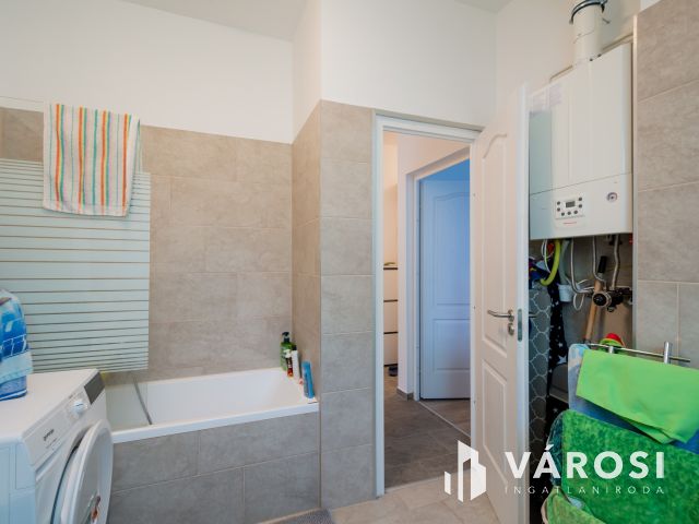 Eladó újszerű lakás Gödön: nappali + 2 háló + 2 autóbeálló