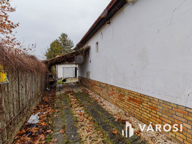 Méretes telek lakóházzal a füvészkert közelében 2