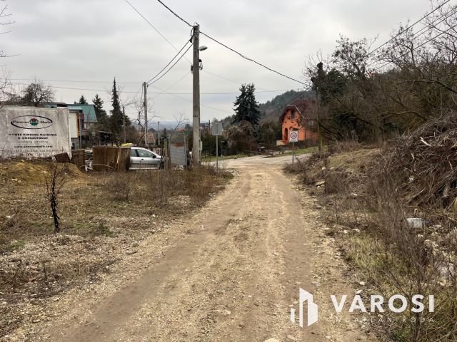 Zártkerti telek Békásmegyer felett!