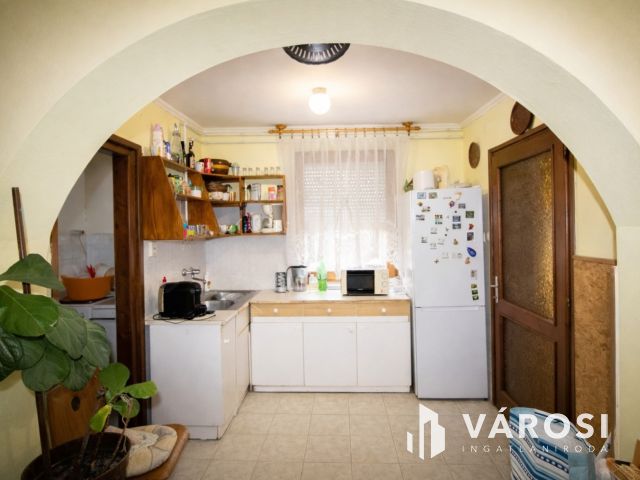 Főút menti birtok állattartásra, 10 hektár földdel