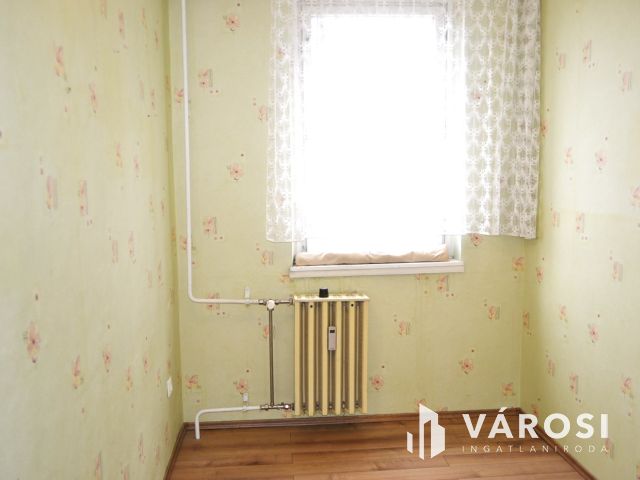 80 m2-es erkélyes panel, csendes parkos környezetben eladó!