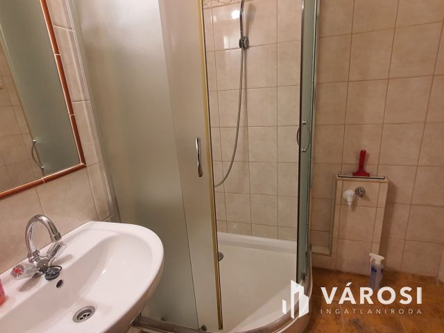 80 m2-es erkélyes panel, csendes parkos környezetben eladó!