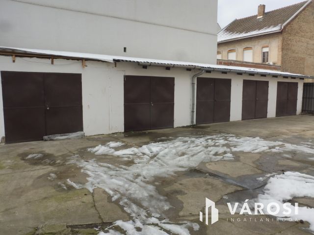 Profitot gyártó ház,jó befektetéssel együtt eladó.