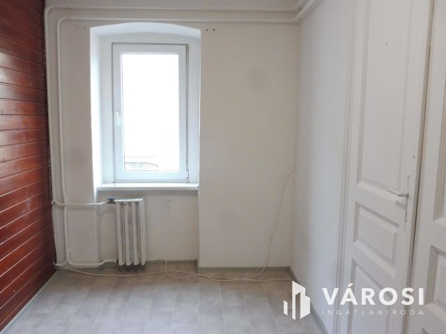 Profitot gyártó ház,jó befektetéssel együtt eladó.