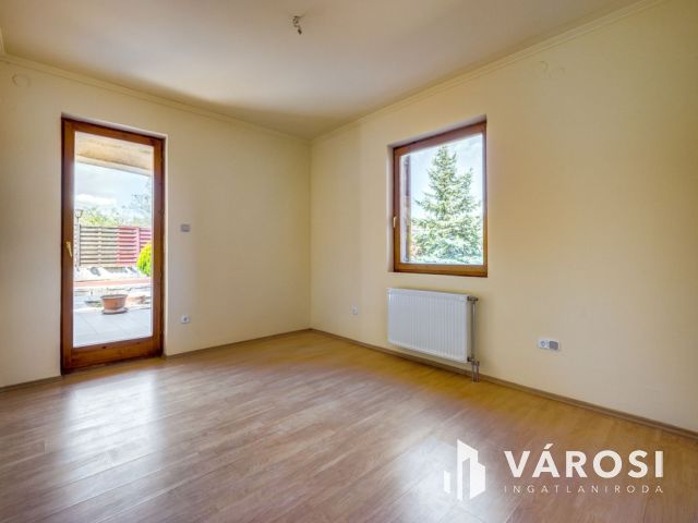 Medencés apartmanház Kőröshegyen eladó