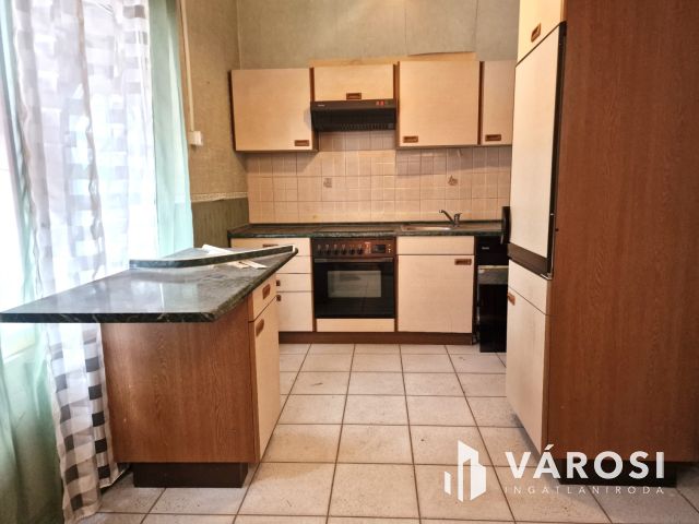 Lakhatásra alkalmas, földszinti üzlethelyiség a belvárosban