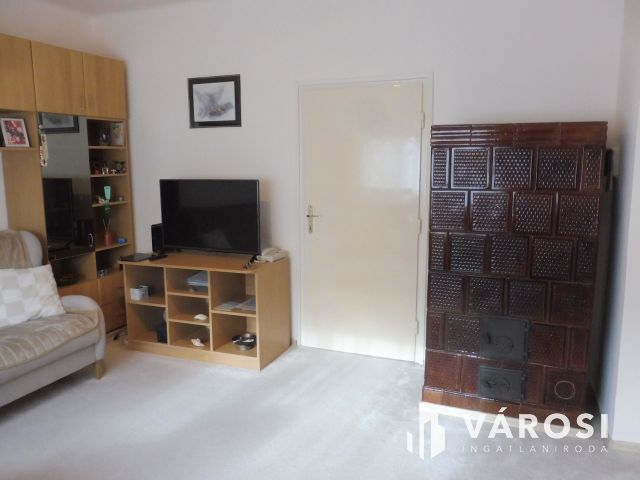 Saját kertes,szép kis lakás,garázzsal eladó.