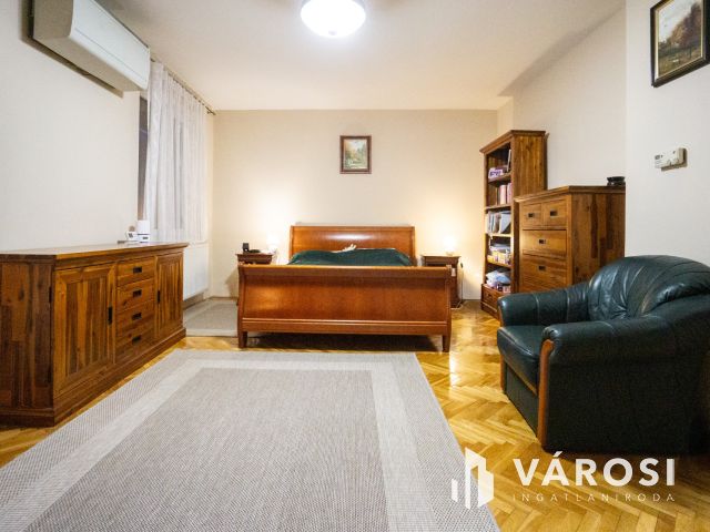 Erkélyes nagy lakás, garázs lehetőséggel a Győr belvárosában