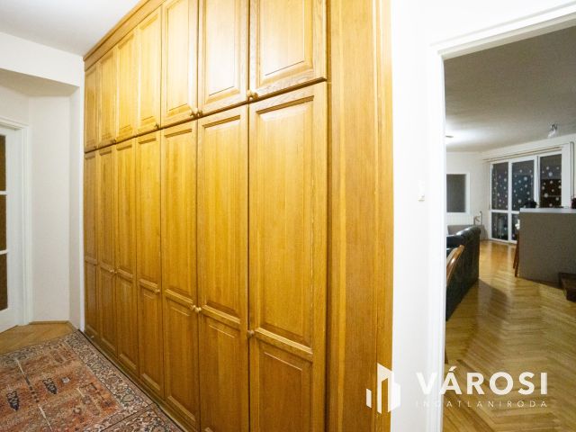 Erkélyes nagy lakás, garázs lehetőséggel a Győr belvárosában