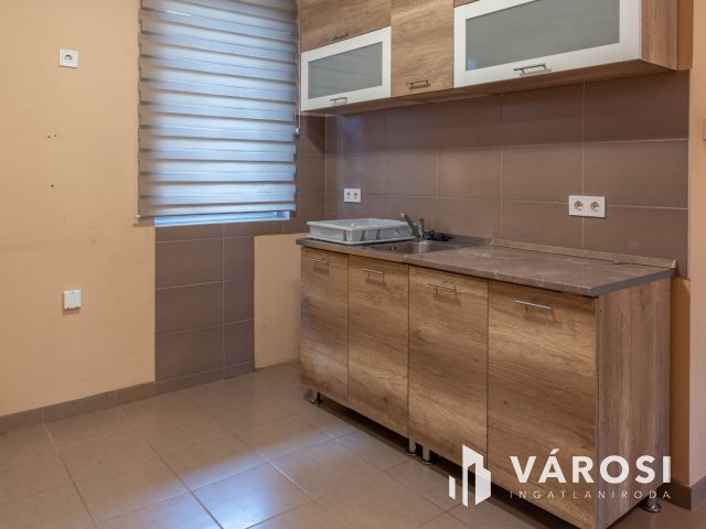 Eladó iroda Orosháza belvárosában