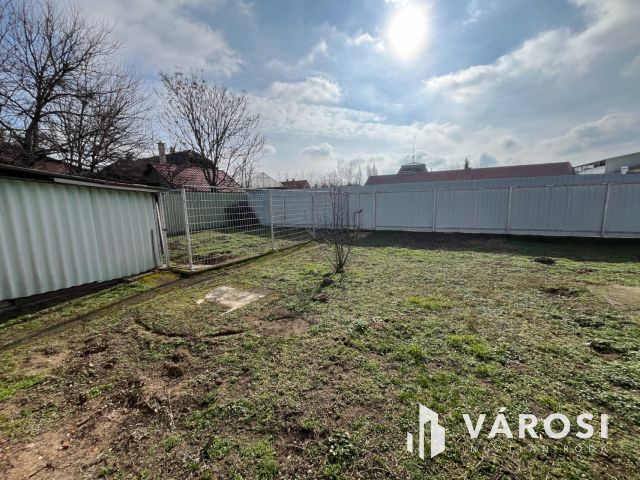 Debrecen mellett jó helyen, családi ház eladó!