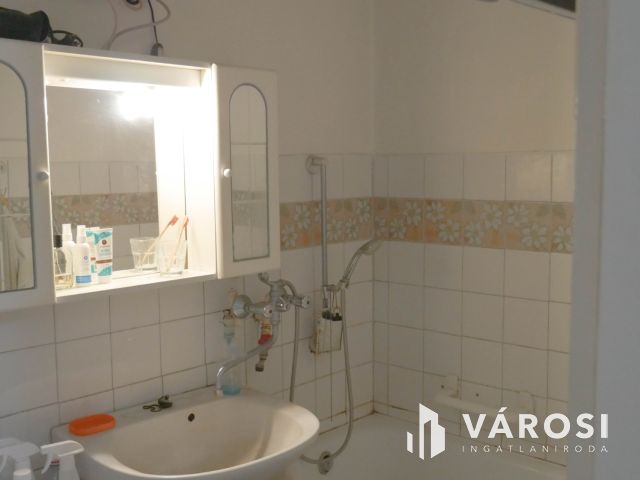 Eladó kétlakásos ház Révfaluban, egyetem közelében