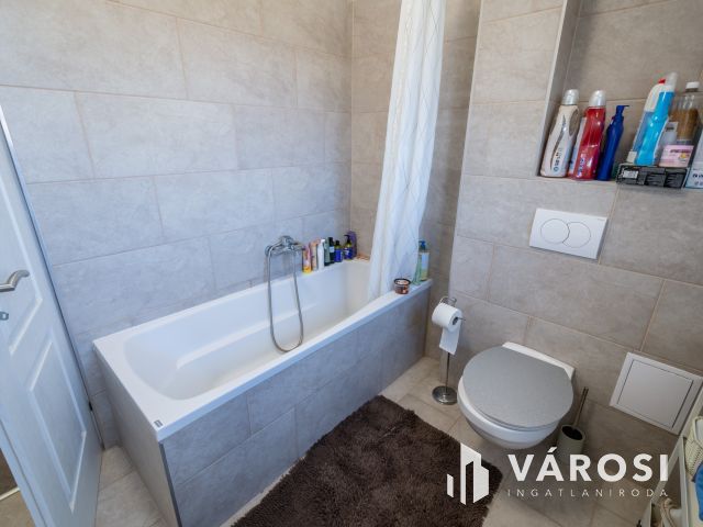 Eladó nappali + 2 háló + 2 autó beállós újszerű lakás Gödön