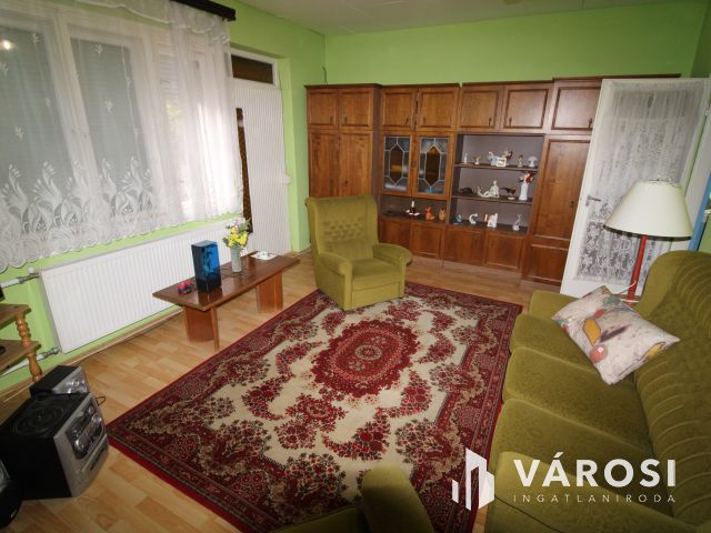 Kétszintes tégla ház, garázzsal.