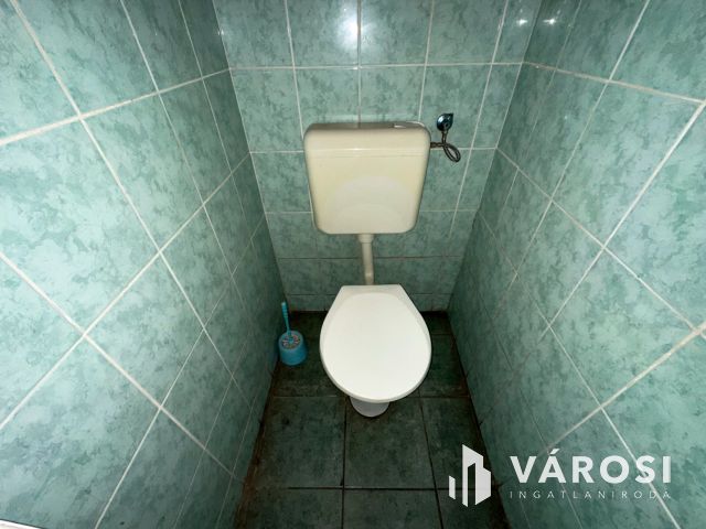 Főútvonal mellett, vállalkozásra alkalmas családi ház eladó!