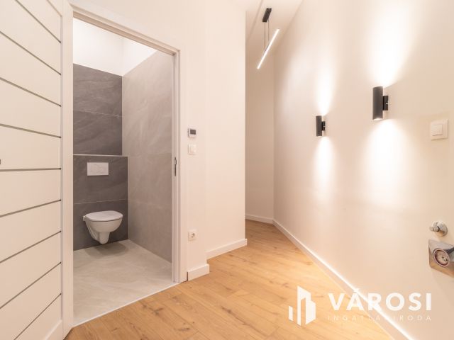 Galériás okosotthon eladó a Visegrádi utca elején!