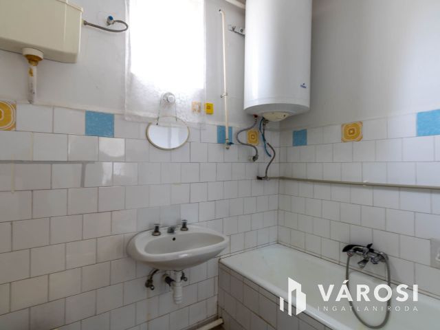 Téglaépítésű családi ház 920 m²-es telken Enyingen