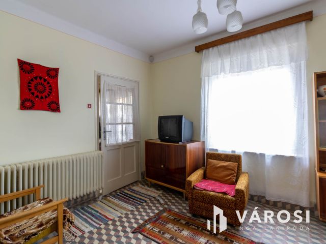 Téglaépítésű családi ház 920 m²-es telken Enyingen