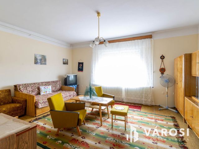 Téglaépítésű családi ház 920 m²-es telken Enyingen