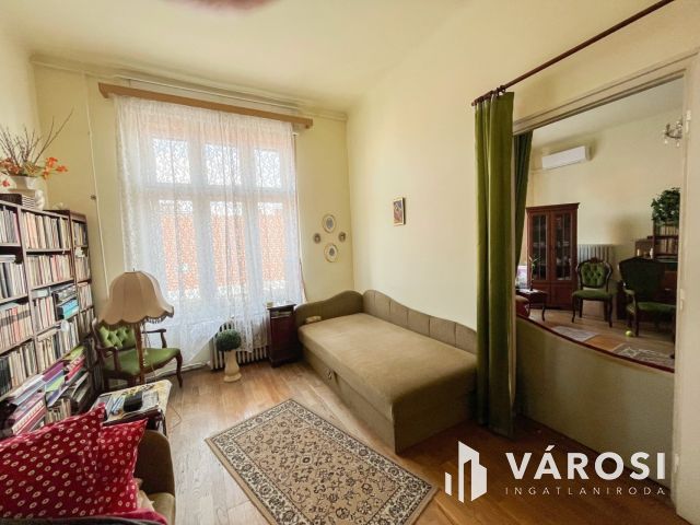 Erkélyes lakás a Rákóczi úton!