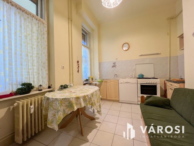 Erkélyes lakás a Rákóczi úton!